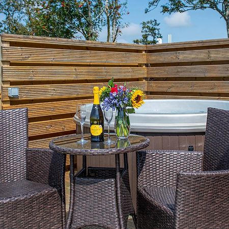 Waenfechan Glamping With Hot Tubs Colwyn Bay Exterior photo
